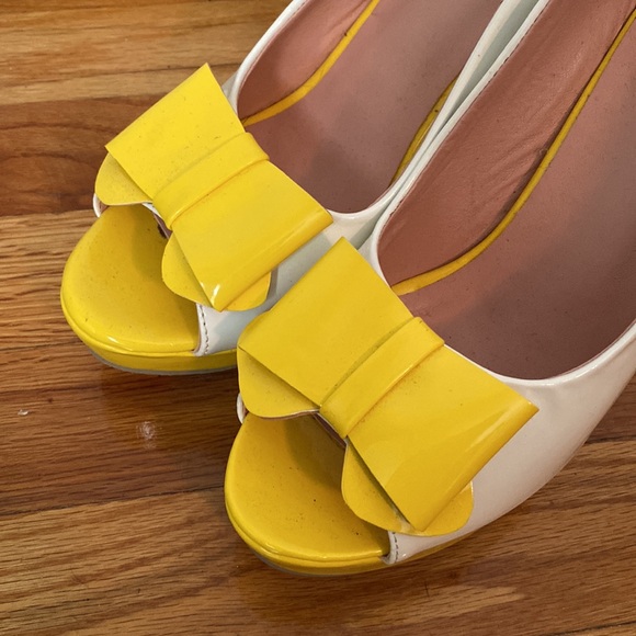 White and Yellow Heels with Cute Bow! - Picture 6 of 7